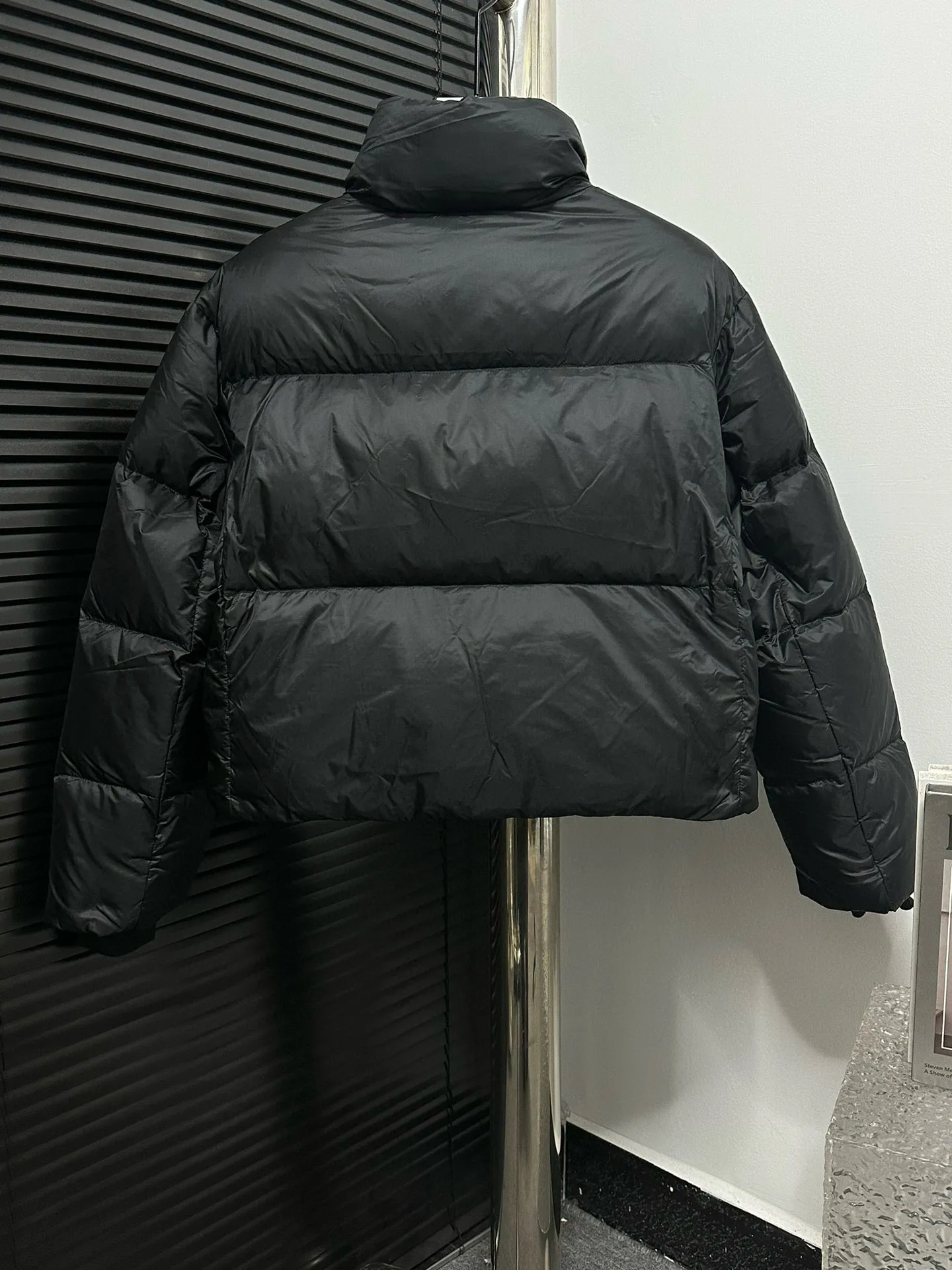 P720 [CANADA GOOSE] Cypress Women's Short Down Jacket 2256W The down collar enhances warmth and can better withstand bad weather. The short hem has an internal drawstring to adjust the tightness and block the cold wind. Embedded cuffs improve comfort and lock in heat. Dropped shoulder design and articulated sleeves allow for a good range of movement. Two external pockets: zippered hand pockets. ·Three interior pockets: two mesh drop-in pockets and one zippered pocket! Size: XS S M Color: Black Birch